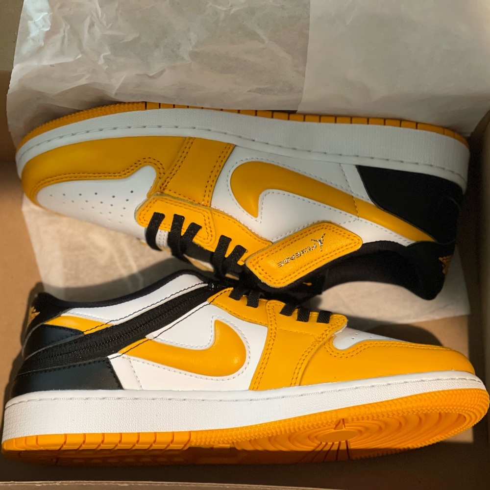 Air Jordan 11 Low FlyEase University Gold. Gs Size 7